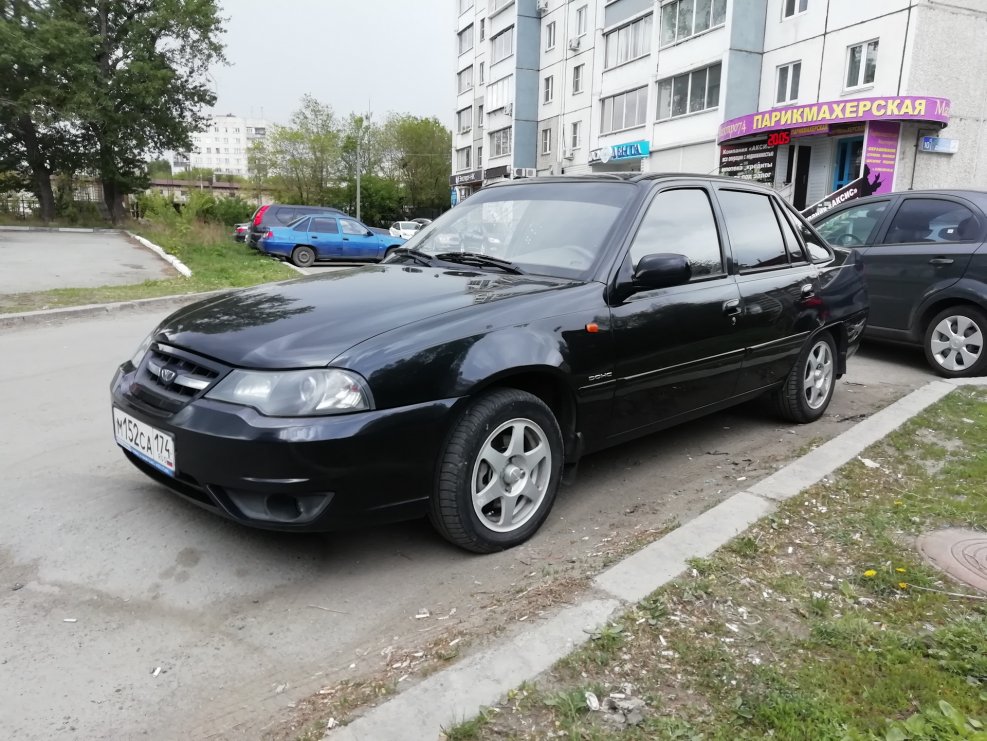 Daewoo Nexia седан красный