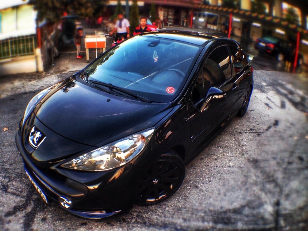 Машина Пежо черная