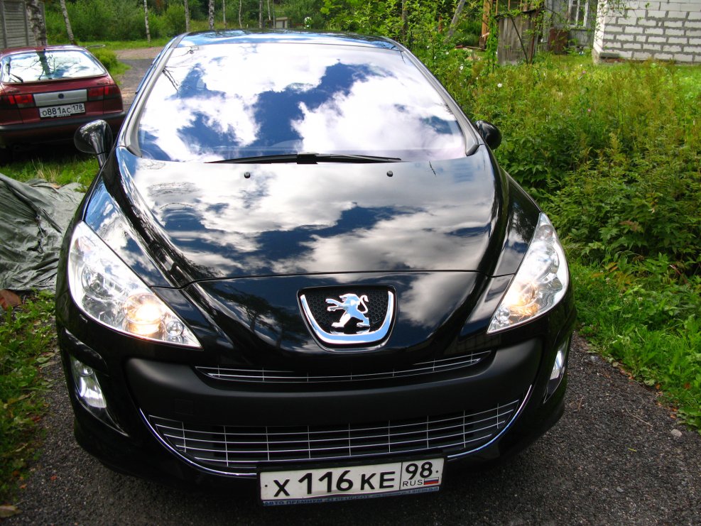 Чёрная машина Пежо 308
