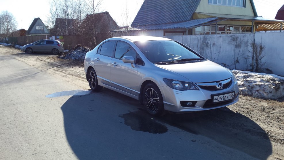 Honda Civic 4d серебристый на дисках