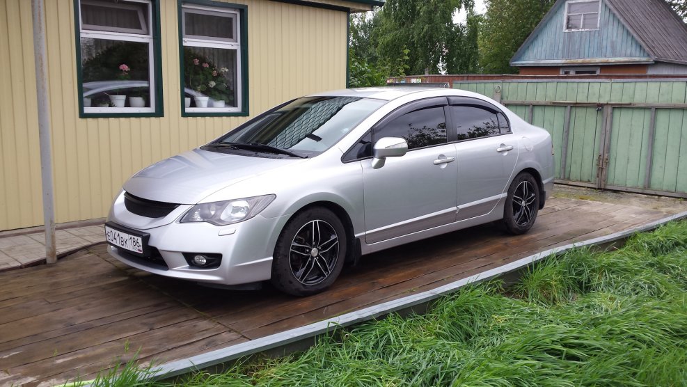 Honda Civic 4d серебристый