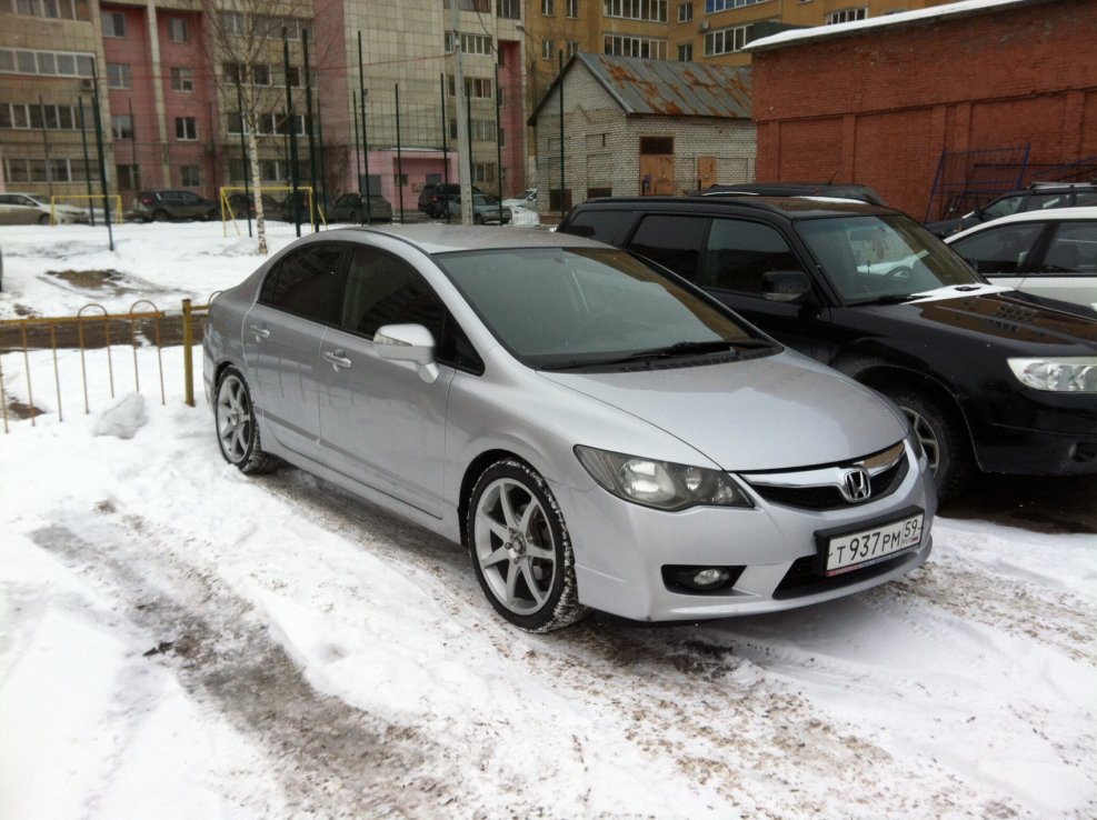 Хонда Цивик 4д серебристый