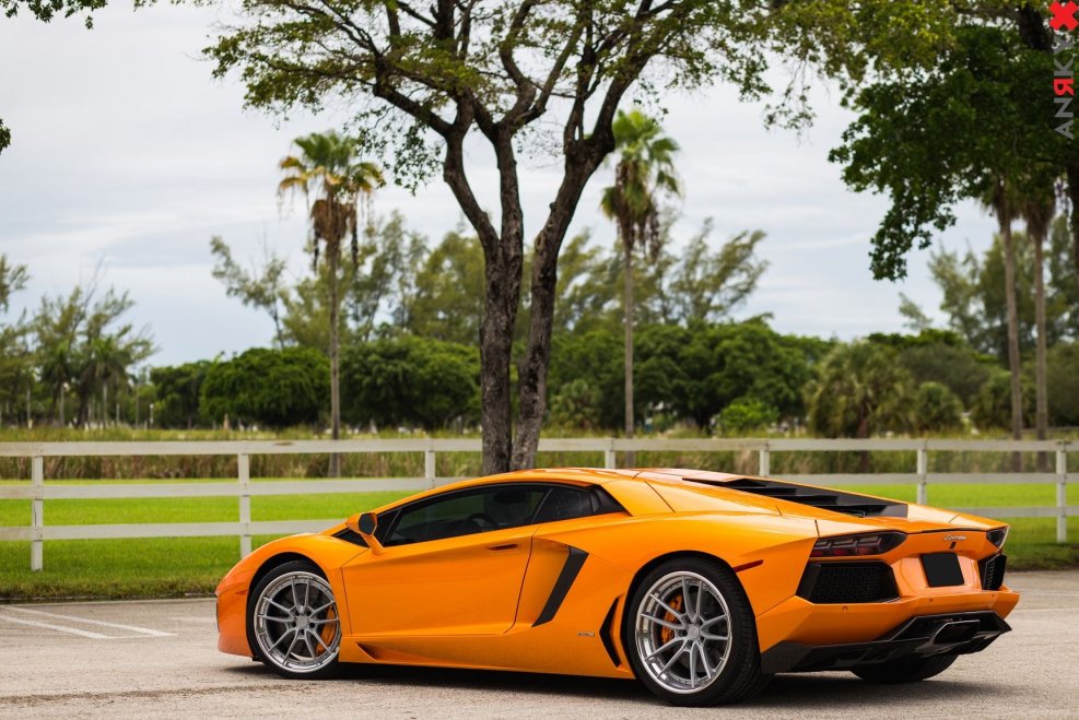Lamborghini Aventador оранжевая
