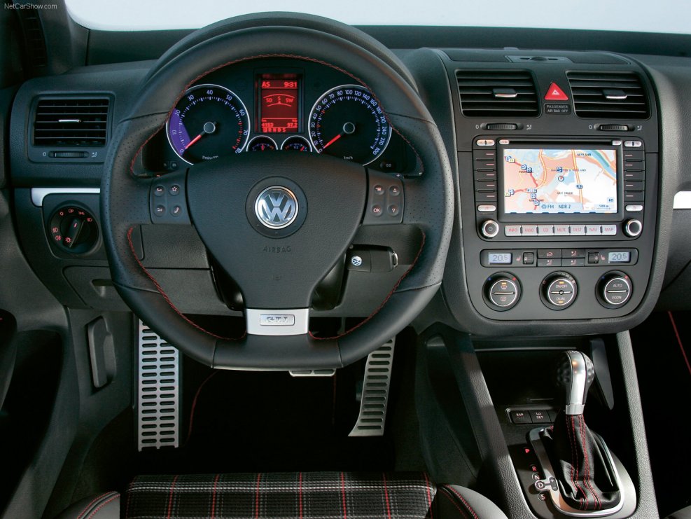 Volkswagen Golf 5 GTI салон