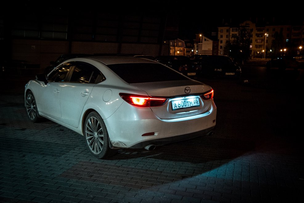 Mazda 6 белая сзади