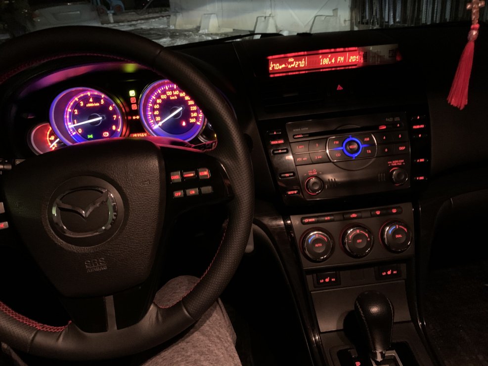 Мазда 3 2008 салон ночью