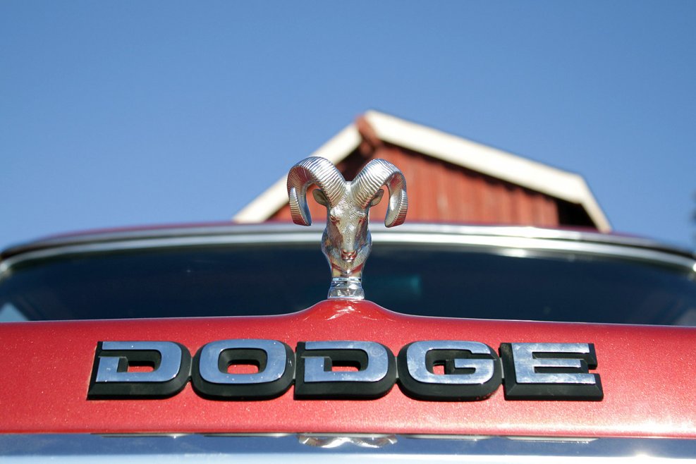 Автомобиль dodge эмблема