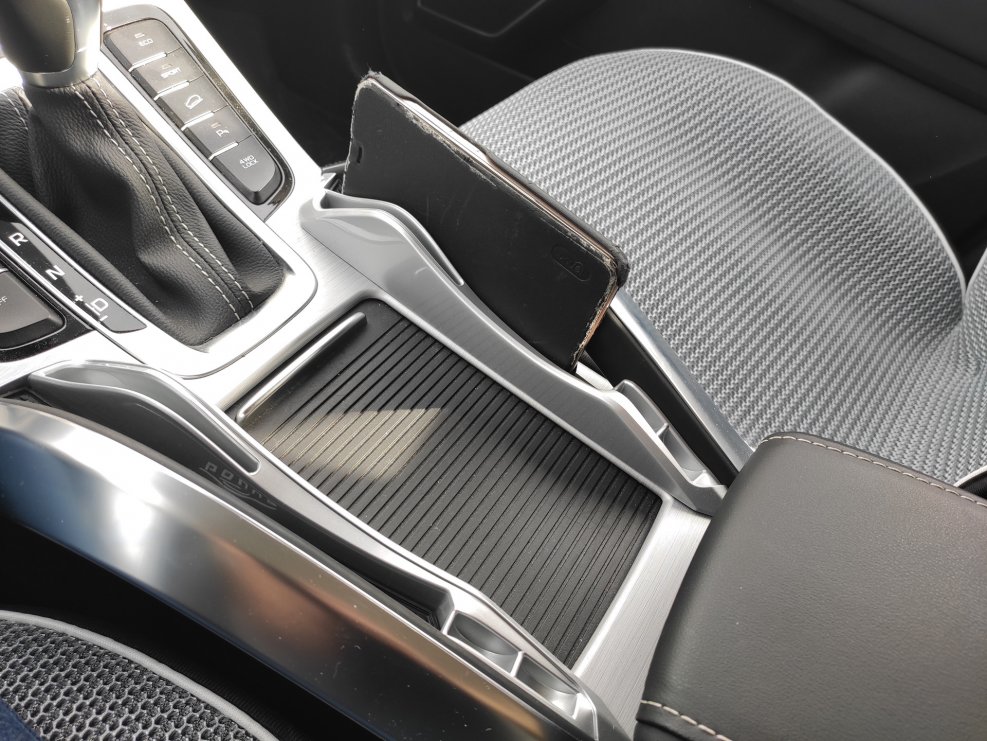 Geely Atlas красный