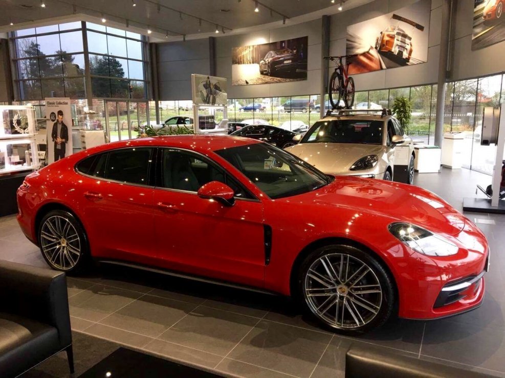 Porsche Panamera красный
