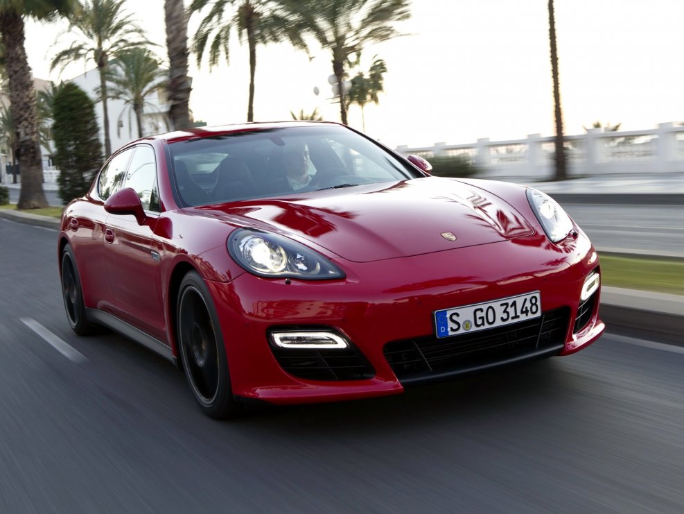 Машина Porsche Panamera GTS