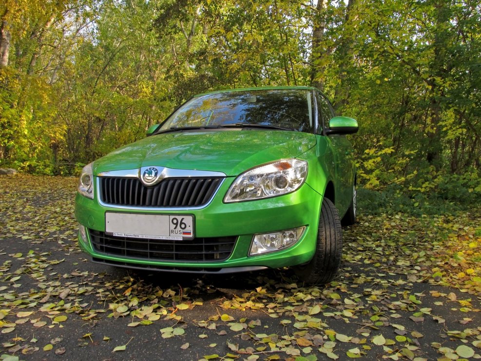 Skoda Fabia зеленая
