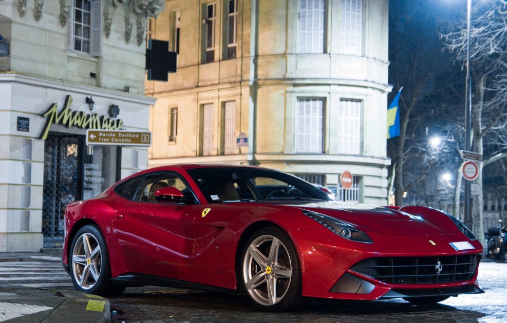 F12 Berlinetta черная