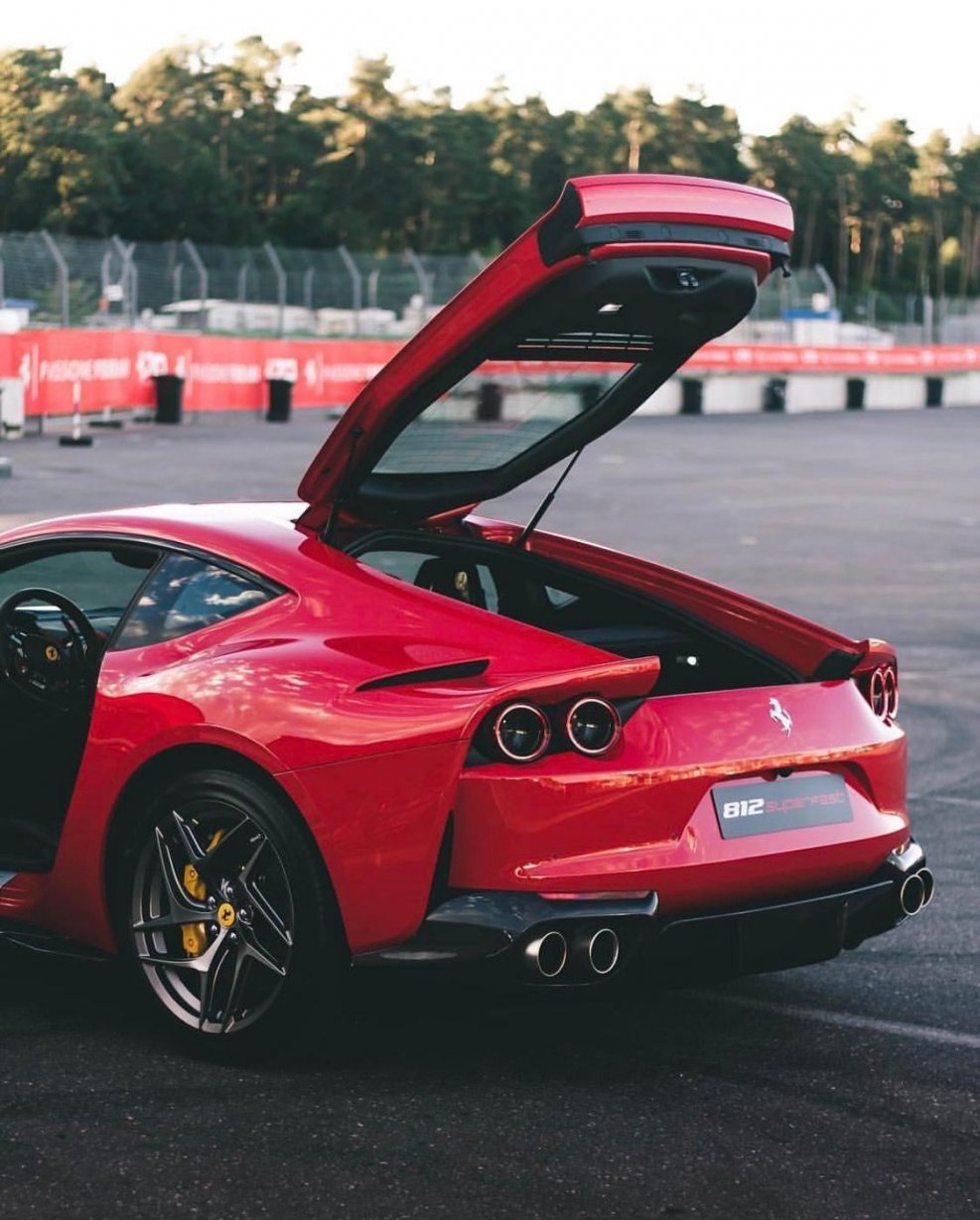 Ferrari 812 Superfast n largo