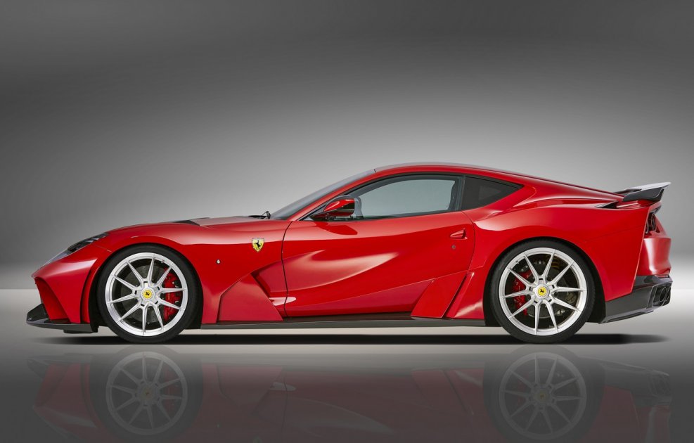 Ferrari 812 Superfast сзади