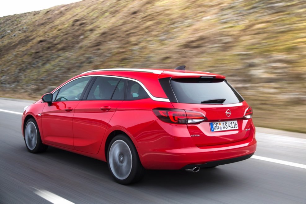 Опель Астра Sports Tourer 2015