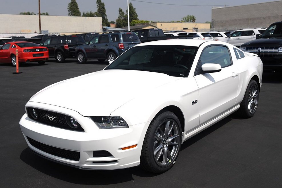 Ford Mustang 2013 белый