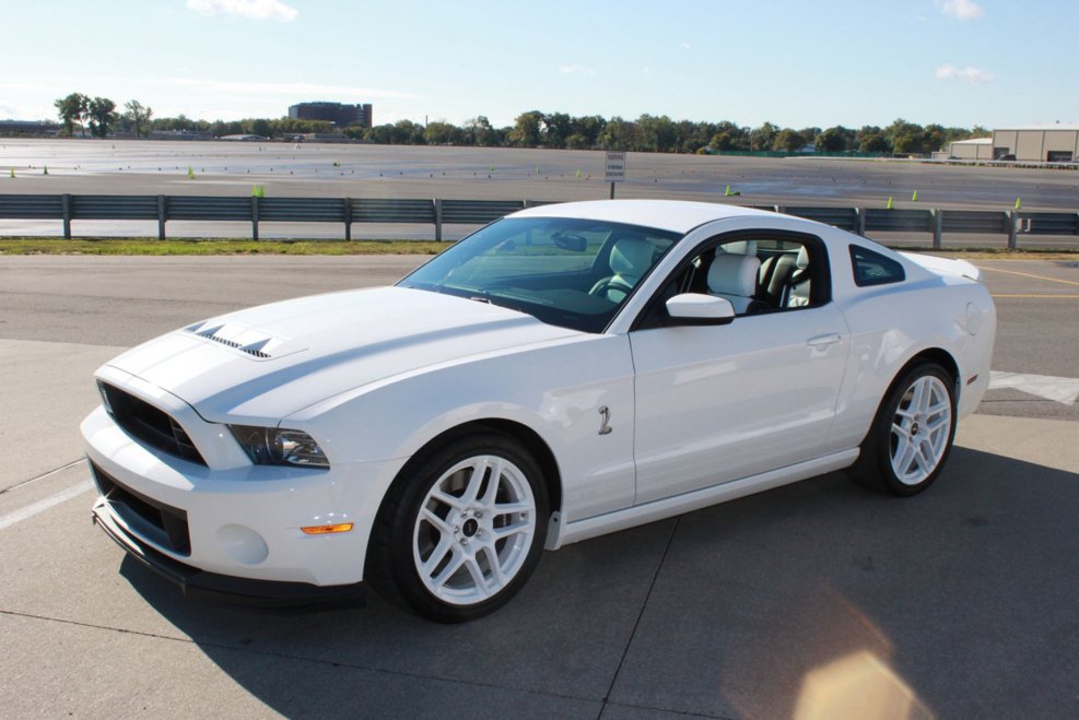 Ford Mustang gt 2013 белый