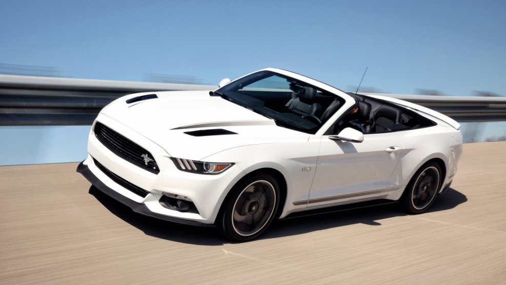 Ford Mustang 2010 белый