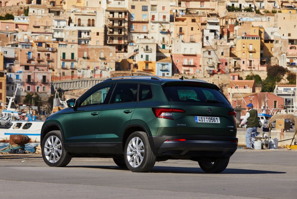Skoda Karoq зеленый Emerald