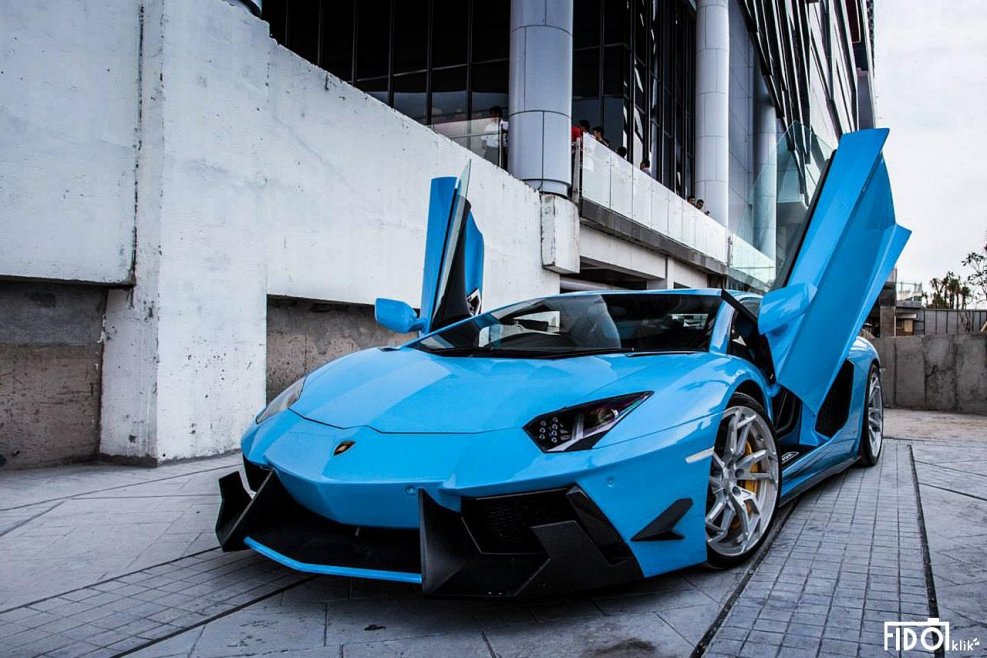 Lamborghini Aventador SV голубой