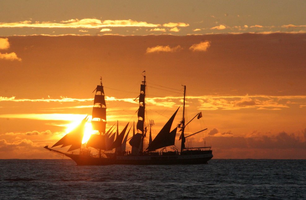 Море закат корабль