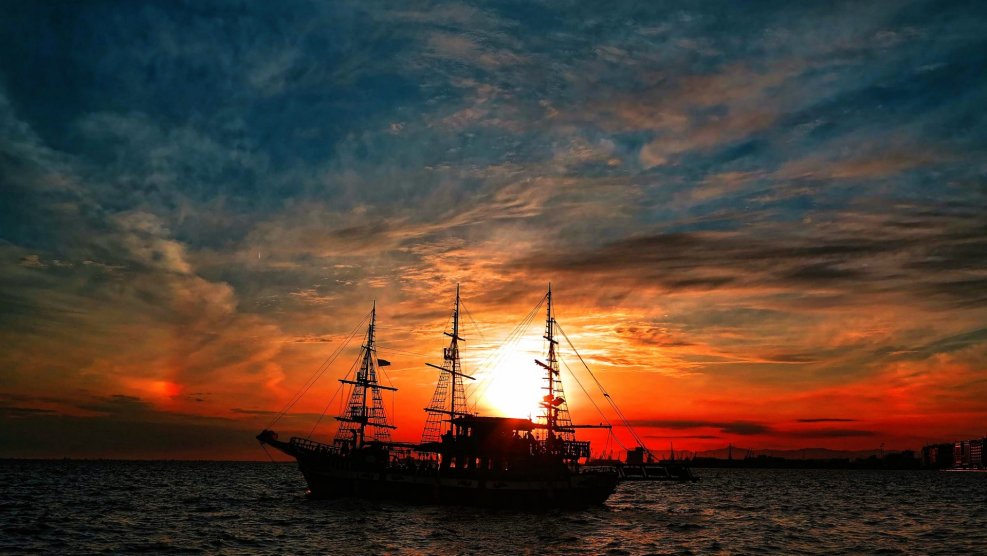 Море закат корабль