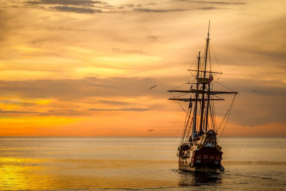 Море закат корабль