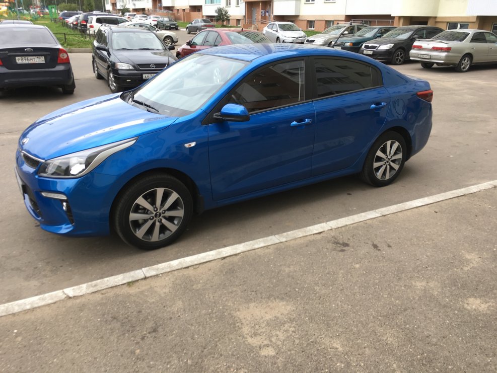 Синий Kia Rio 2015