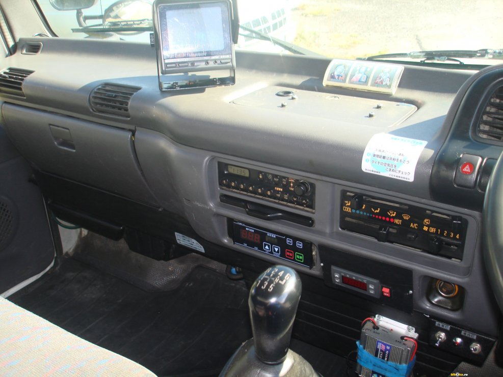 Isuzu Elf 2017 интерьер