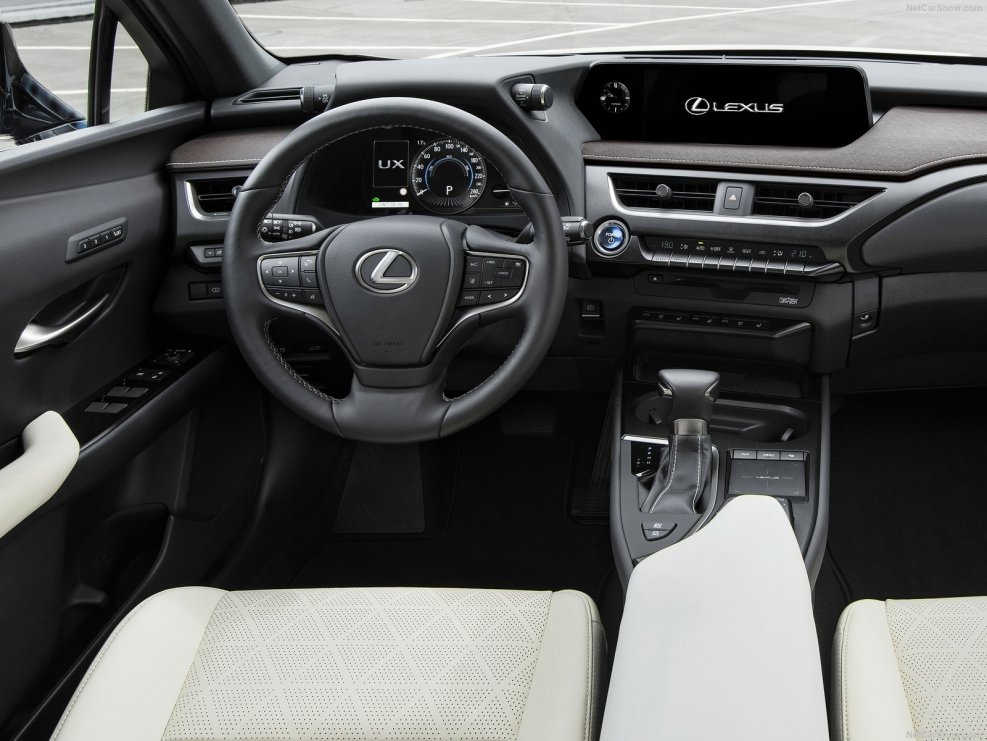 Lexus UX 200 интерьер