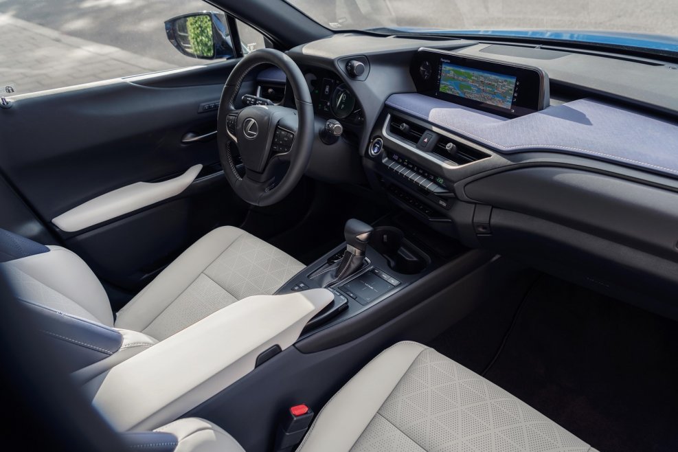 Lexus UX 200 салон