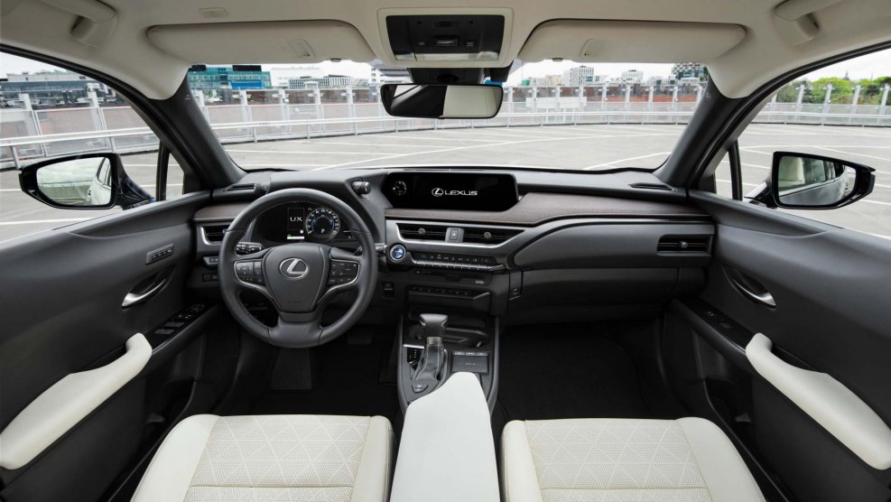 Lexus UX 200 салон