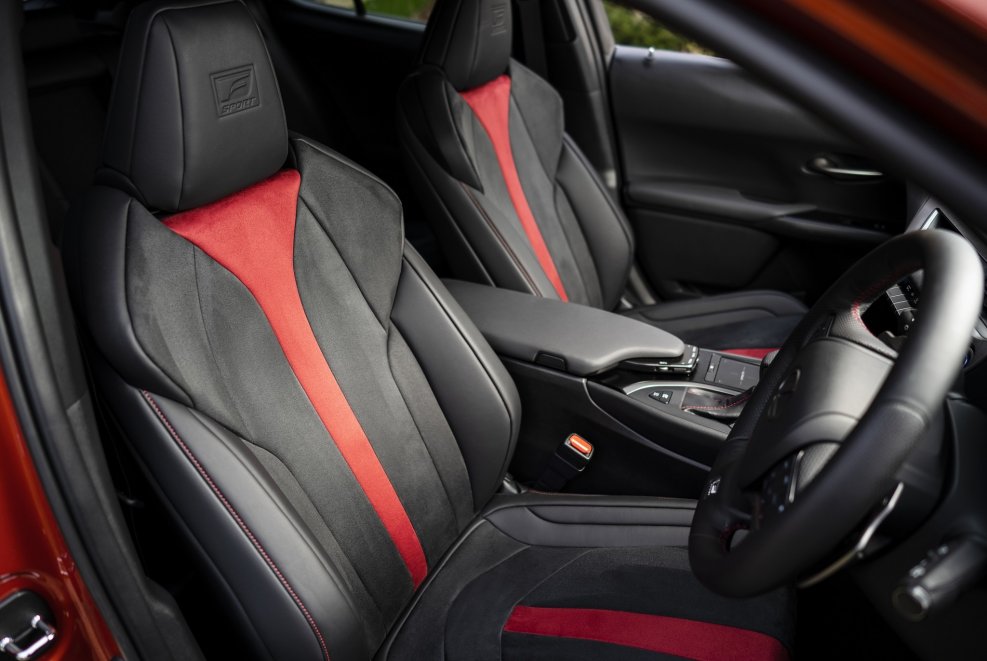 Lexus UX 250h салон