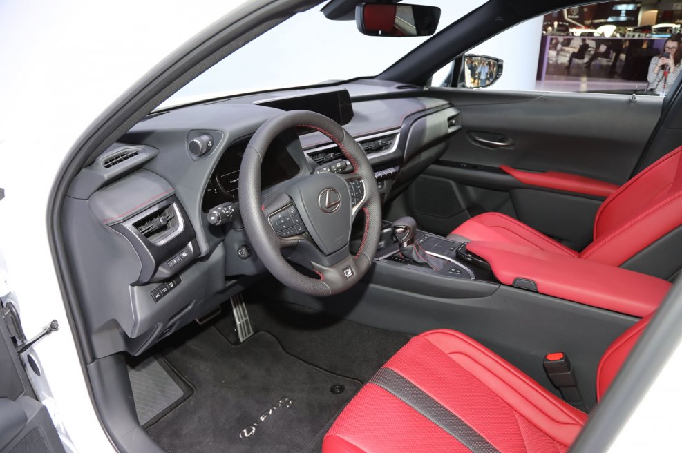 Lexus UX 200 интерьер