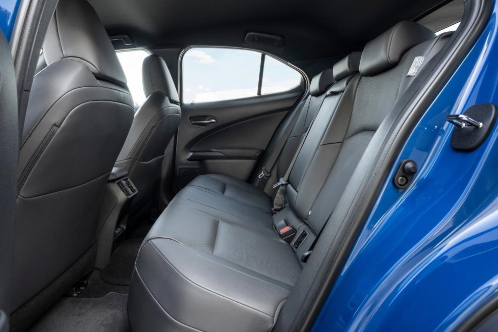 Lexus UX 200 интерьер