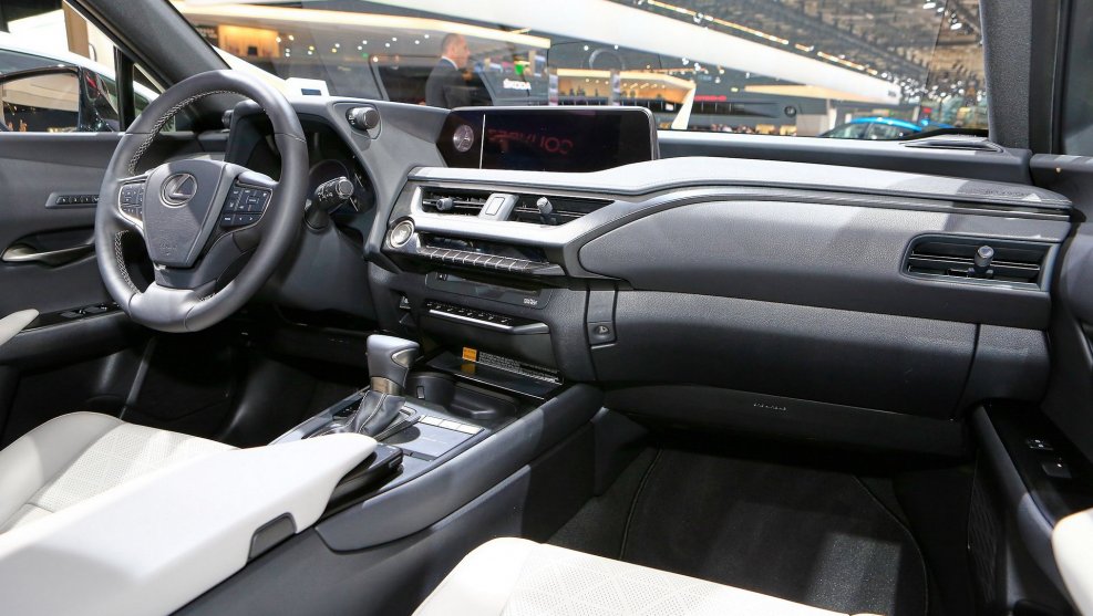 Lexus UX салон