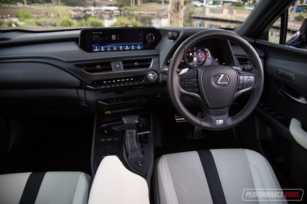 Lexus UX интерьер