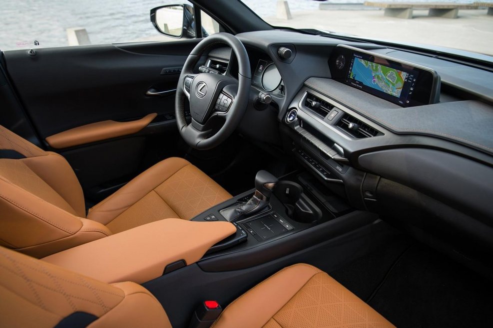 Lexus UX салон