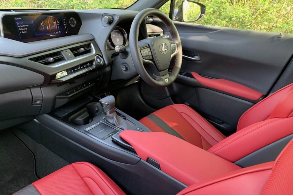 Lexus UX 200 салон