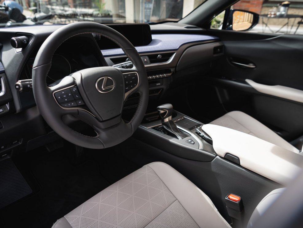 Lexus UX 250h салон