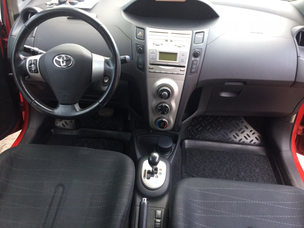 Toyota Yaris 2011 салон