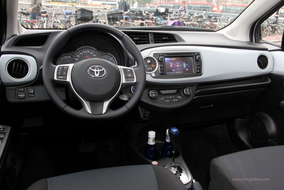 Toyota Yaris 2015 интерьер