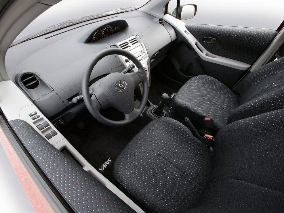Toyota Yaris 2005 салон