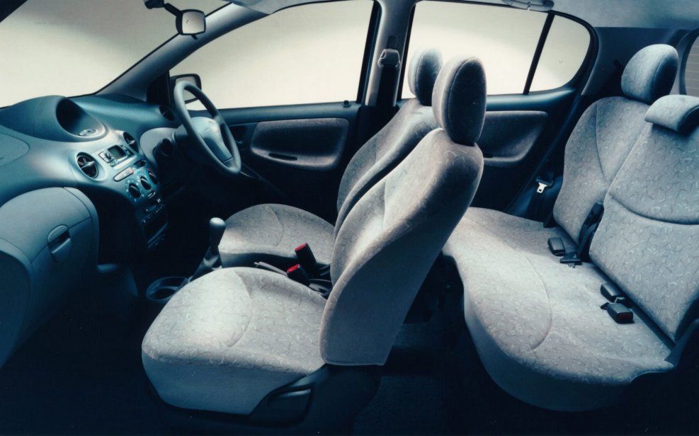 Тойота Yaris Verso 2001 салон