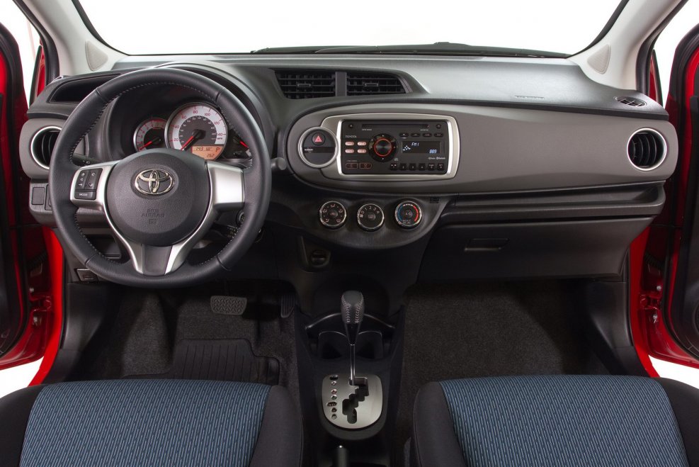 Toyota Yaris 2012 салон
