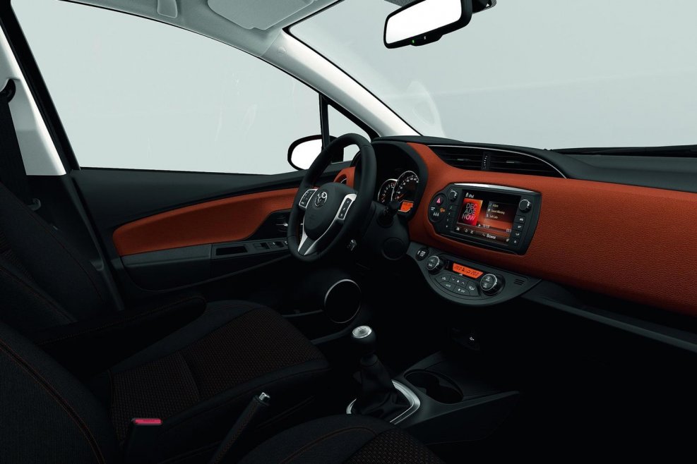 Toyota Yaris 2015 интерьер
