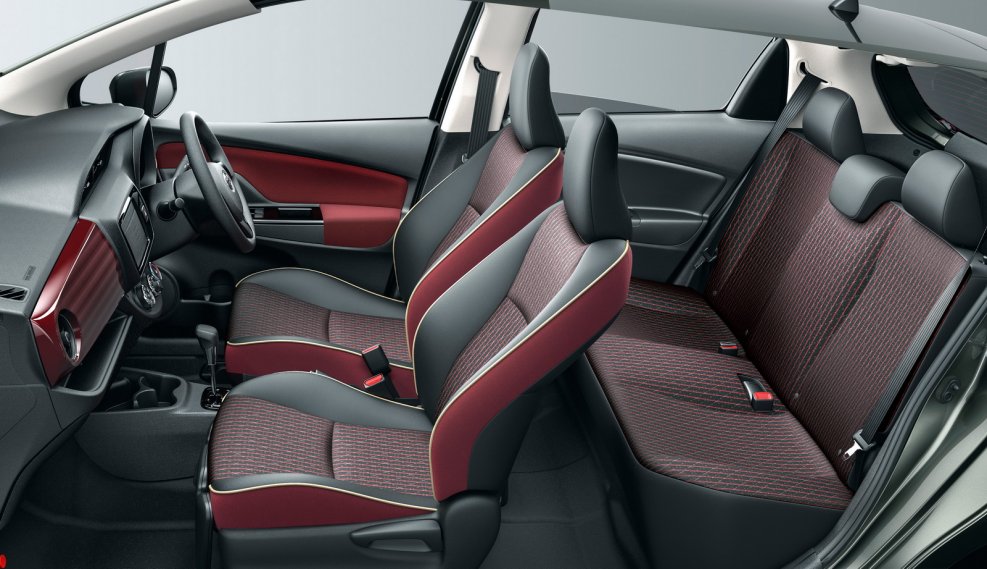 Toyota Vitz 2017 салон
