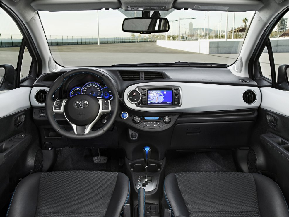 Toyota Yaris 2013 салон