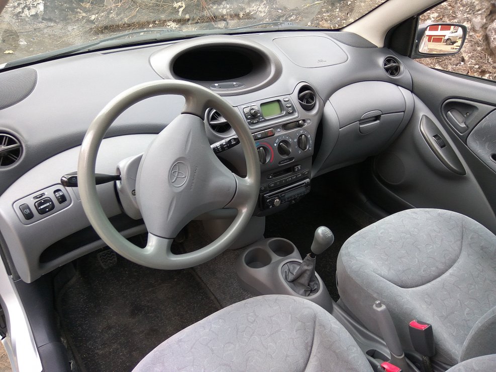 Toyota Yaris 2000 салон