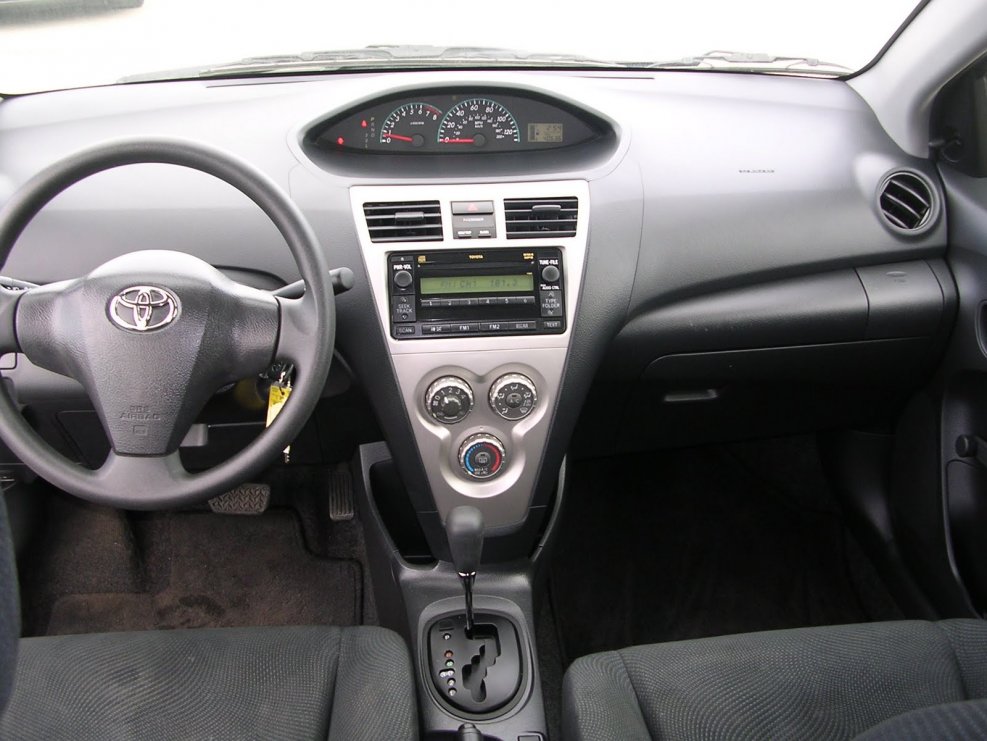 Toyota Yaris 2010 салон
